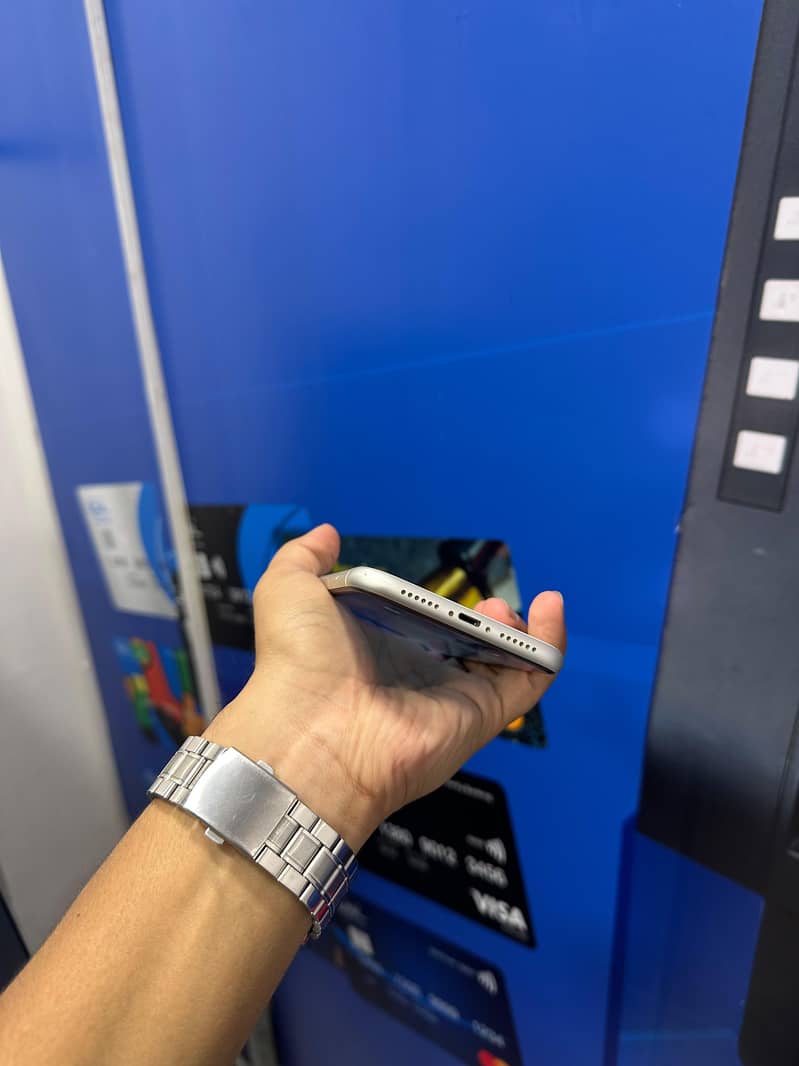 Apple iPhone 11 4