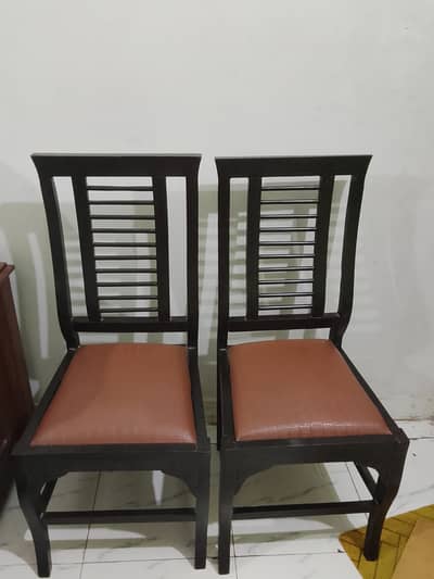Set of 2 wooden chairs