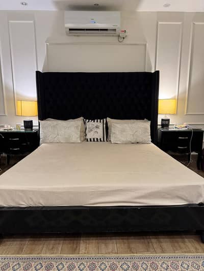 King Size Tufted Wingback Bed with 2 Side Tables - Black, Excellent