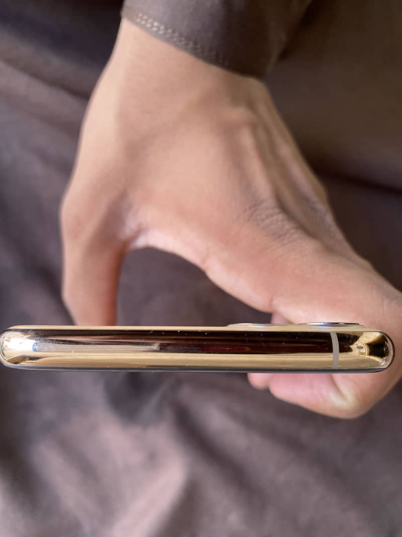Apple iPhone 11 Pro Max 4