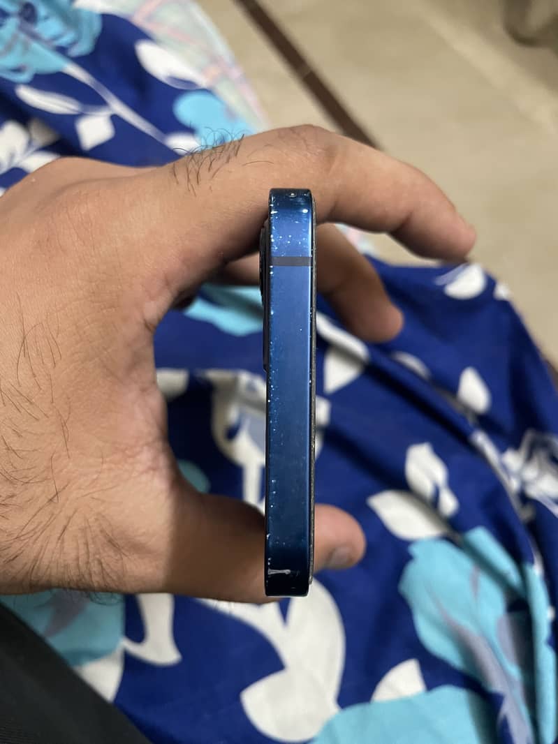 Apple iPhone 12 4
