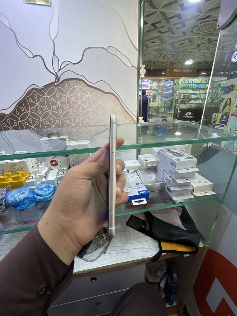 Apple iPhone 11 3