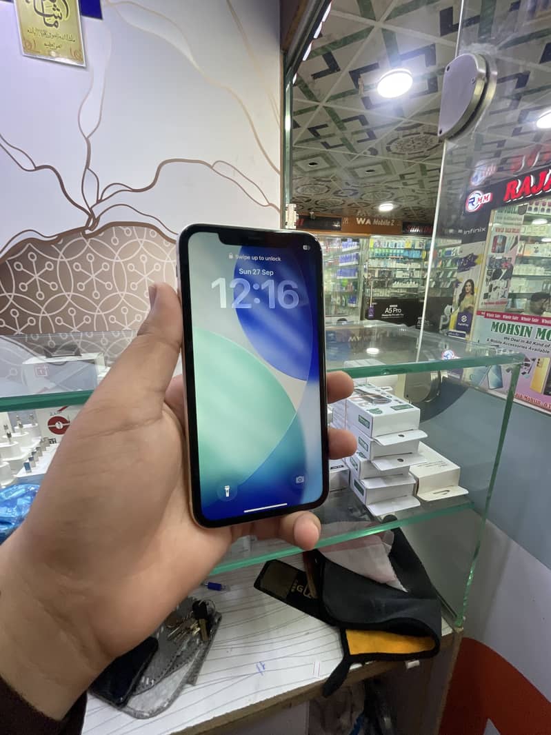 Apple iPhone 11 4