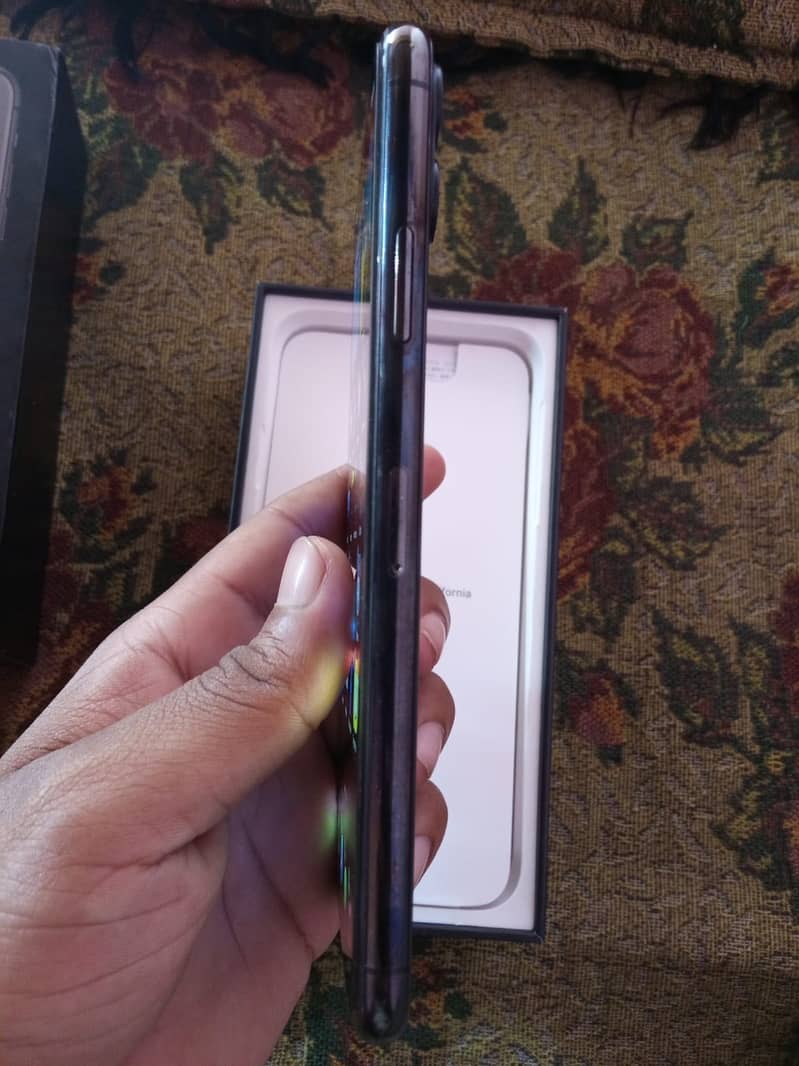 Apple iPhone 11 Pro Max 6