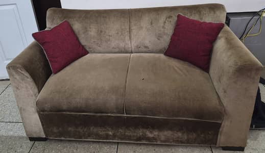 02 SETS OF 02 SEATED SOFAS WITH 01 CENTER TABLE 8/10