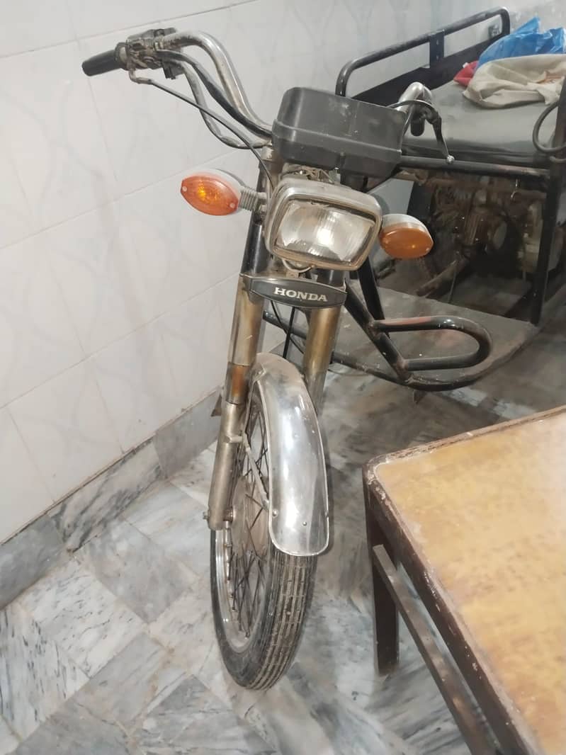 Three Wheels Engine Motor Cycle Self start 1