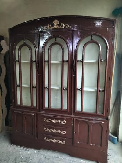 Elegant and spacious showcase