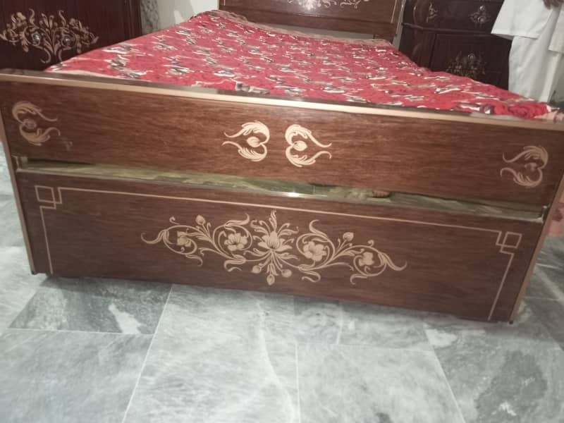 Single bed, Side table & Dressing Table - Excellent Condition. 2