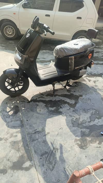Yadea EPOC-H — صرف 1900 KM — نئی بیٹری — بہترین حالت
