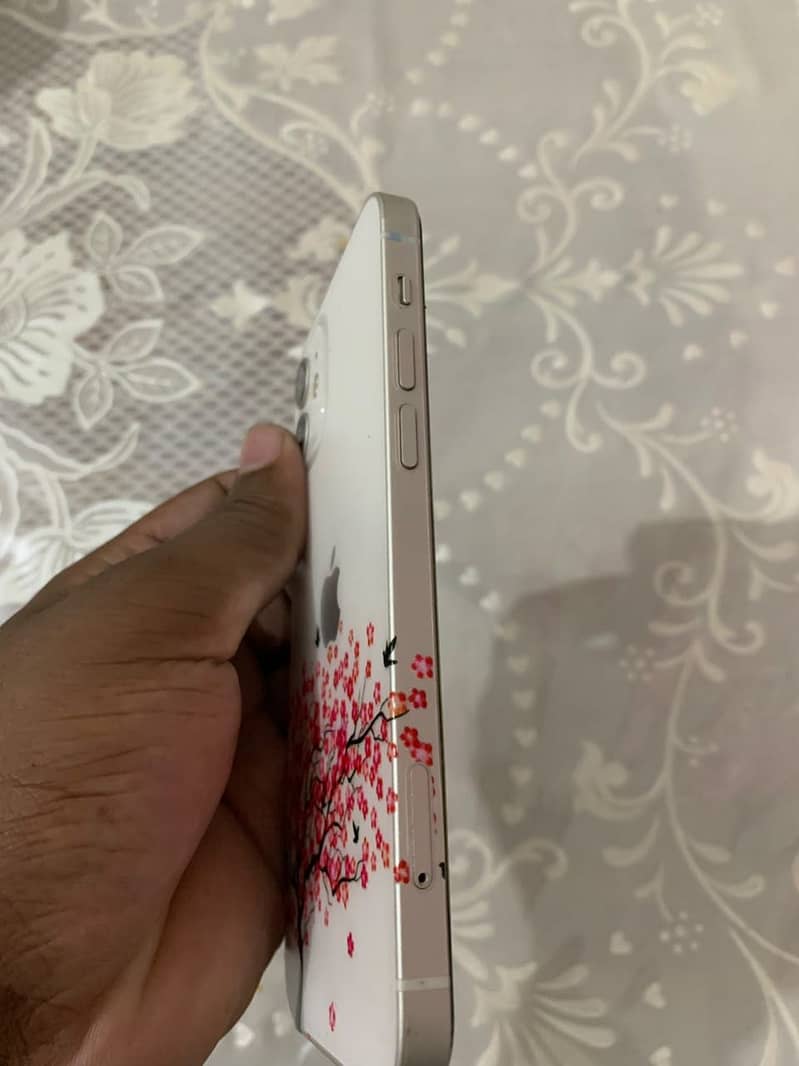 Apple iPhone 12 4