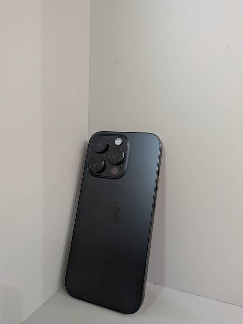 Apple iPhone 16 Pro 1