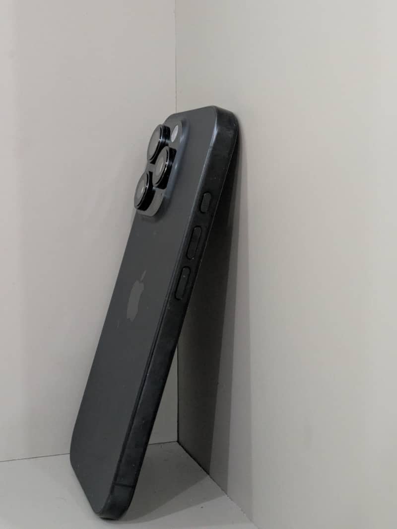 Apple iPhone 16 Pro 2