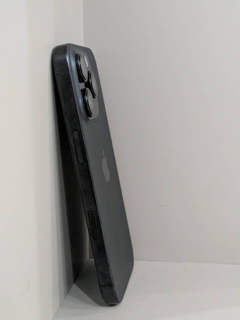Apple iPhone 16 Pro 3