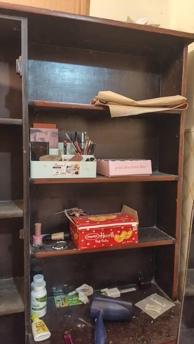 Dresser with mirrior cabinet