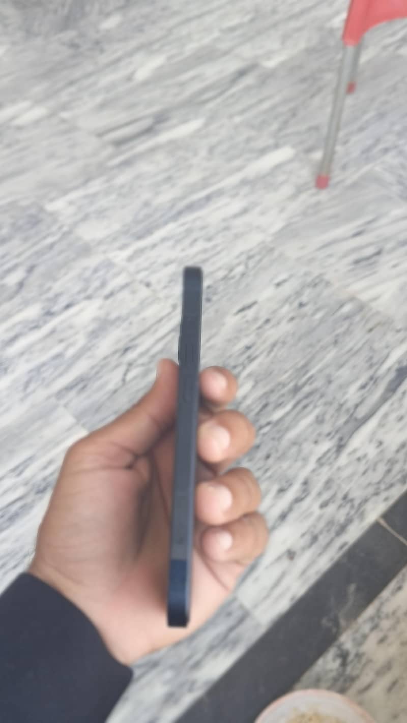 Apple iPhone 13 2