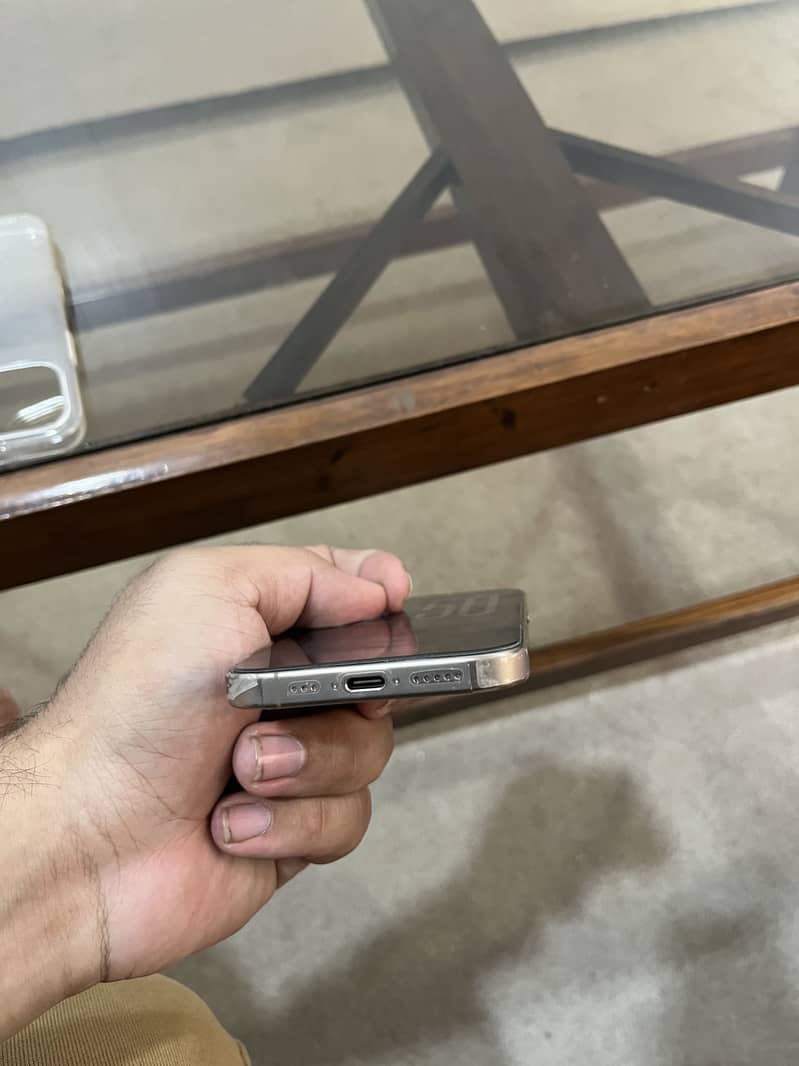 Apple iPhone 16 Pro 2