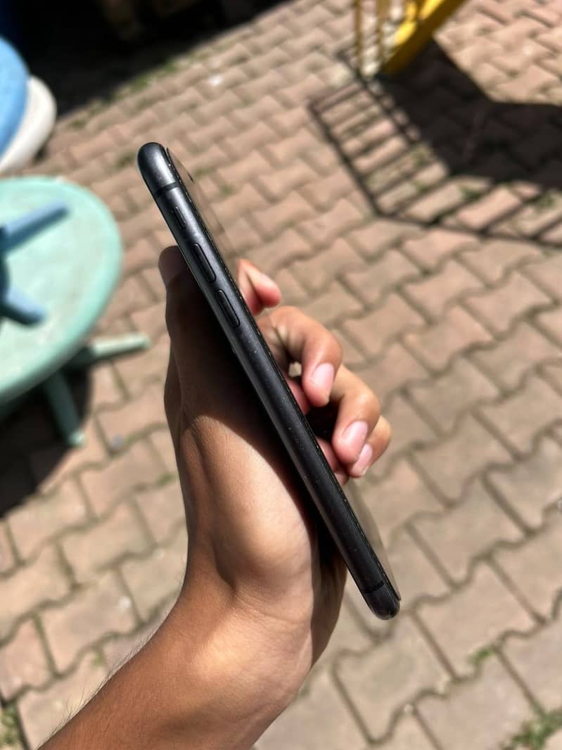 Apple iPhone 11 4