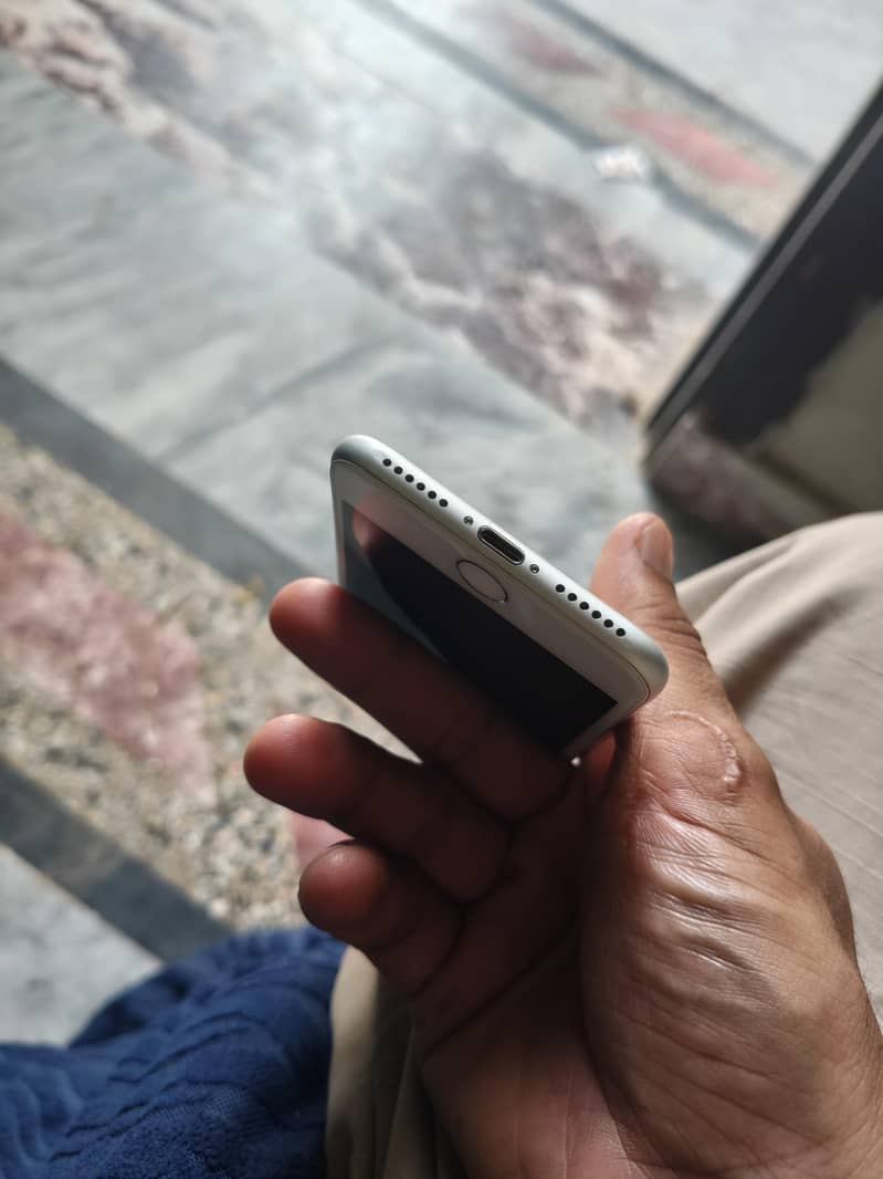 Apple iPhone 7 2