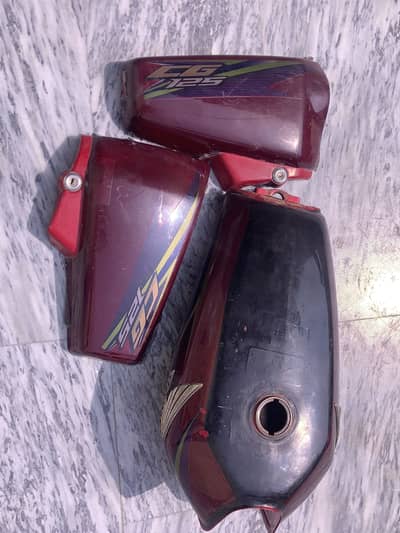17 model tanki tappe original honda company. All ok.  Red colour.
