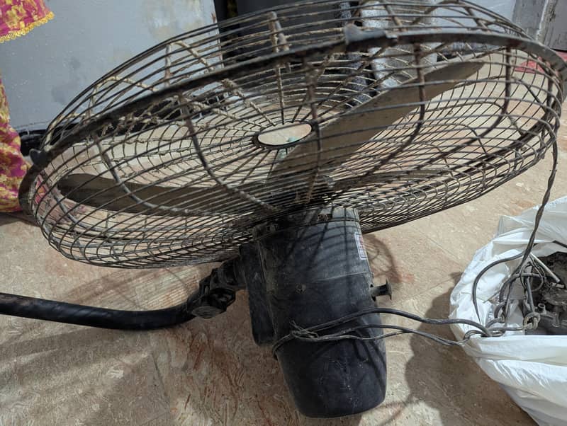 Bracket Fan only 10000/- 0