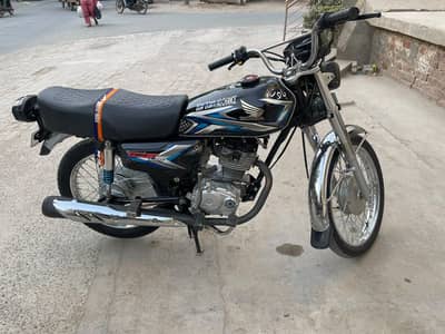 2015 modol kush condition h smoth drive h bilkul achi tyr hoi h