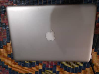 apple Mac book i5 8 gb ram 200 gb hard