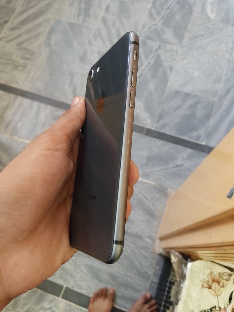 Apple iPhone 8 1
