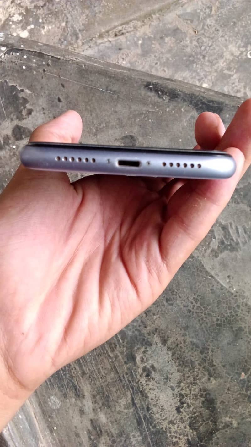 Apple iPhone 11 3