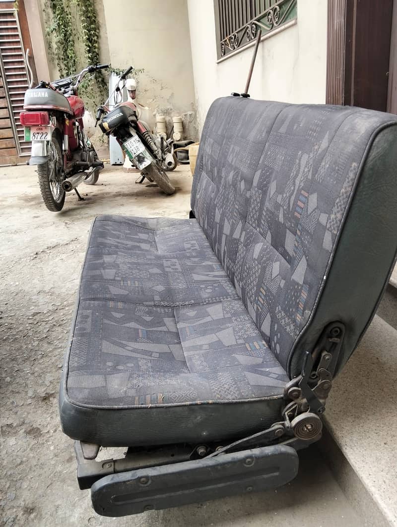 Van seats 3