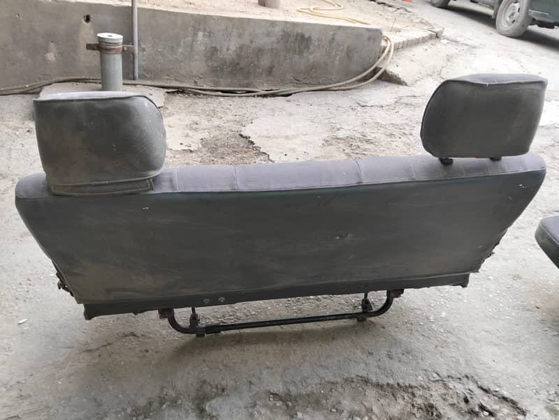 Van seats 6