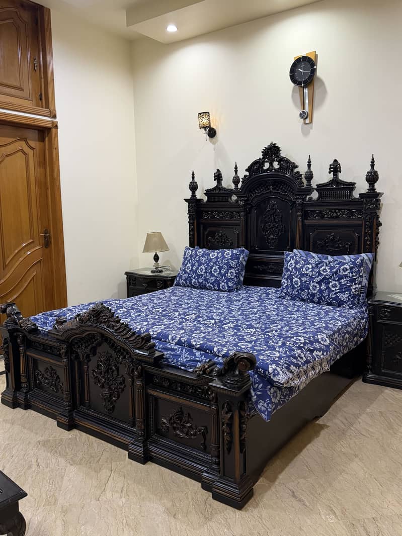 Bed set with chairs 0