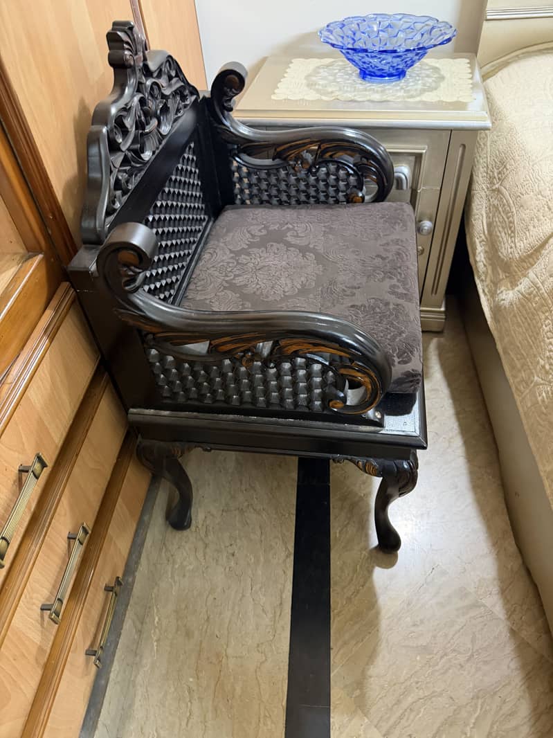 Bed set with chairs 10