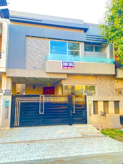 5 MARLA ELEGANT AND FULLY MAINTAINED OLD BUNGALOW IS AVAILABLE IN THE BEST BLOCK OF DHA LAHORE.