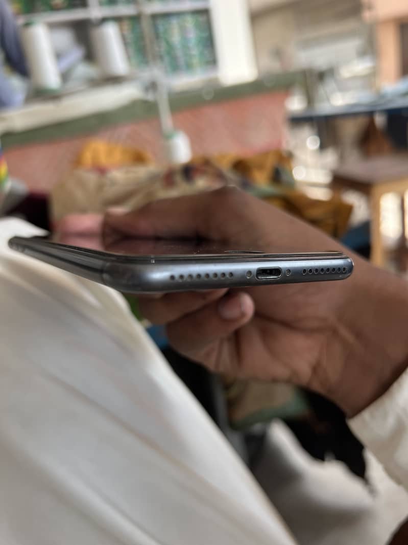 Apple iPhone 8 Plus 4