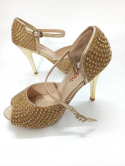 one time used size 38 golden colour heel
