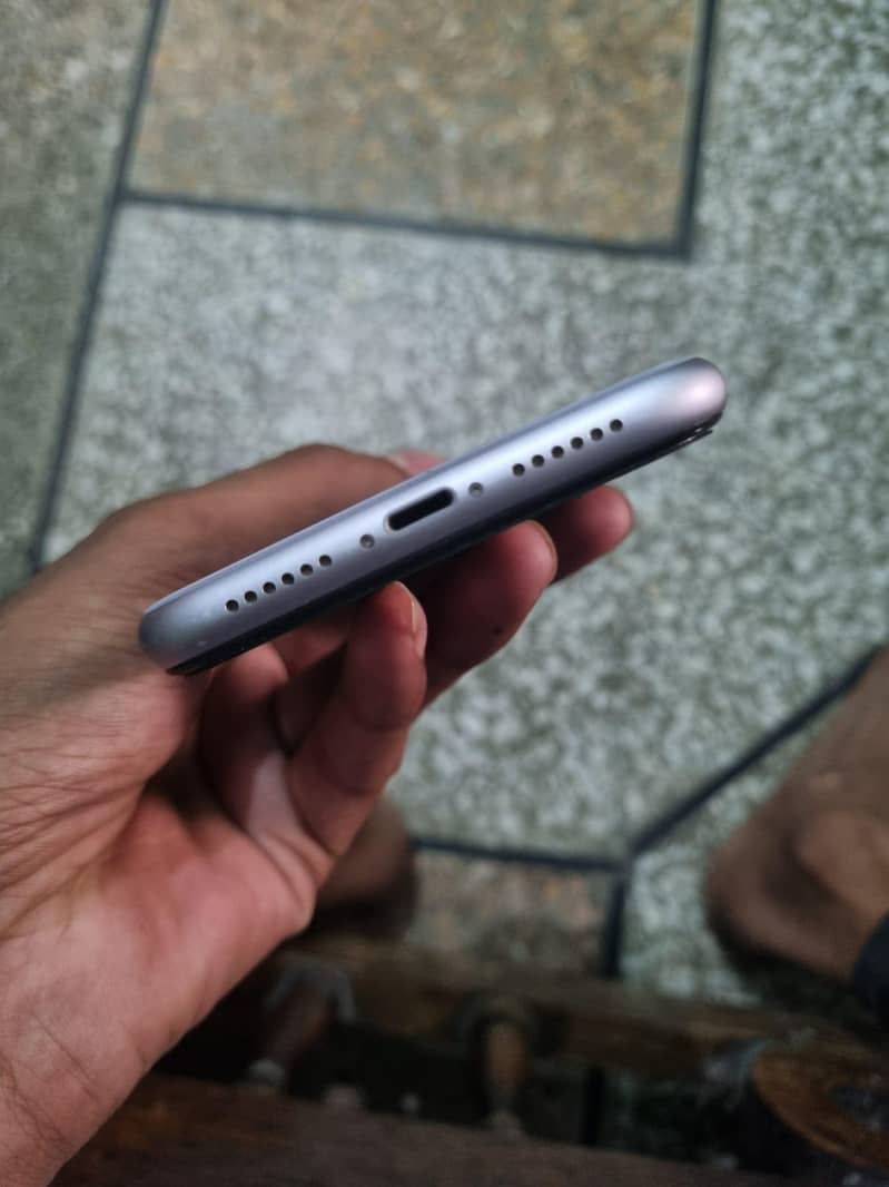 Apple iPhone 11 4