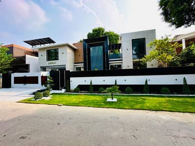 1 KANAL ELEGANT AND FULLY MAINTAINED, RENOVATED BUT MODERN BUNGALOW IS AVAILABLE IN THE BEST BLOCK OF DHA LAHORE.