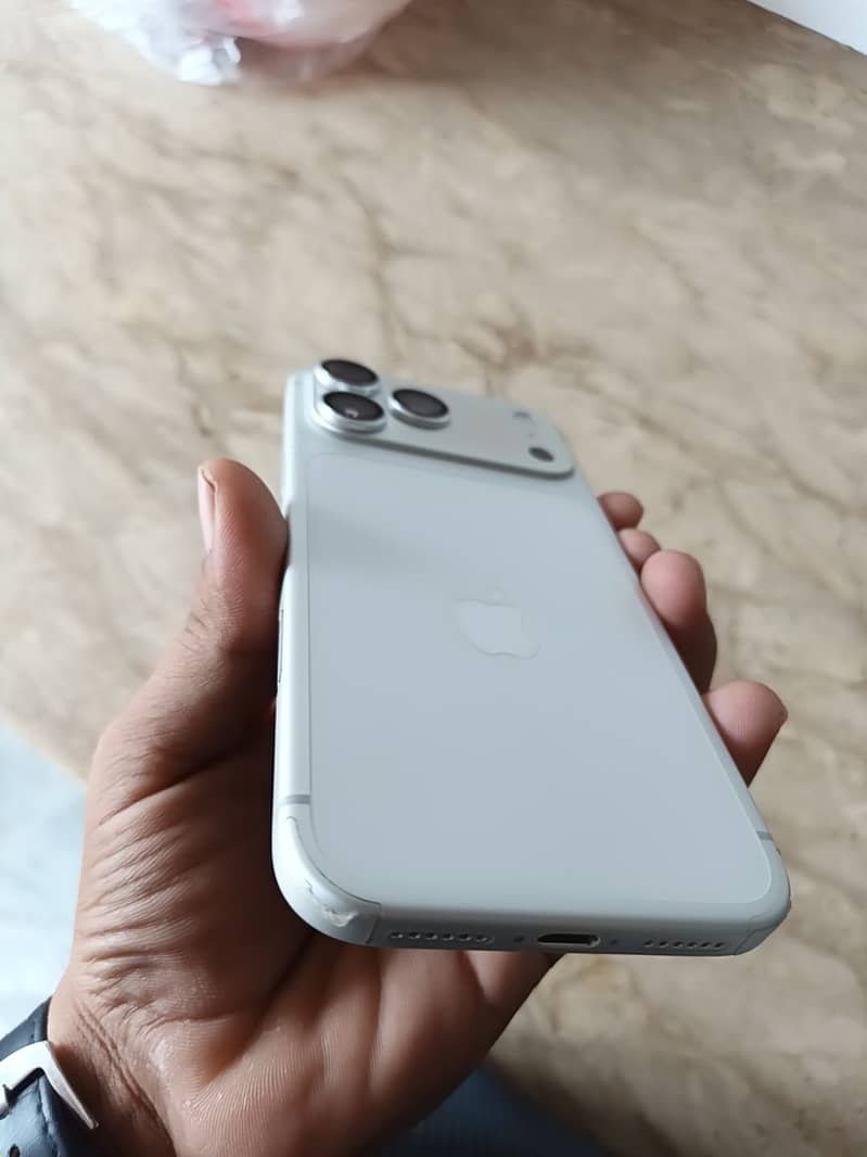 Apple iPhone 17 Pro Max 5