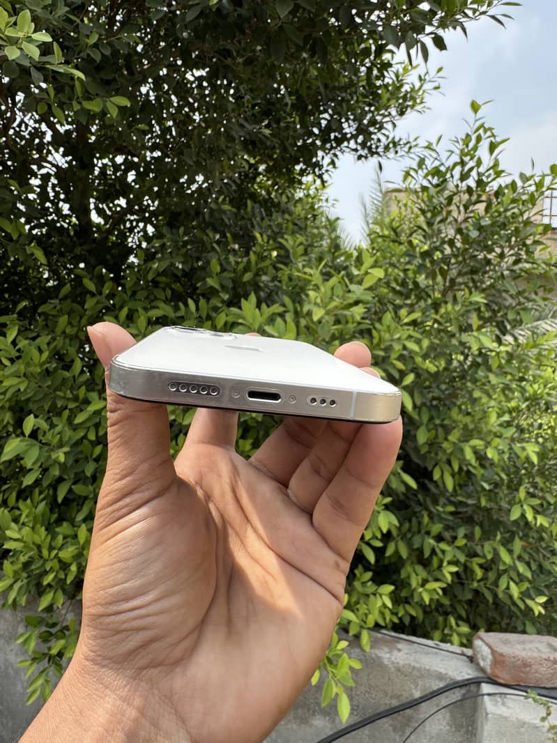 Apple iPhone 12 4