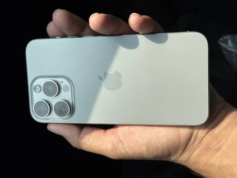 Apple iPhone 15 Pro Max 6
