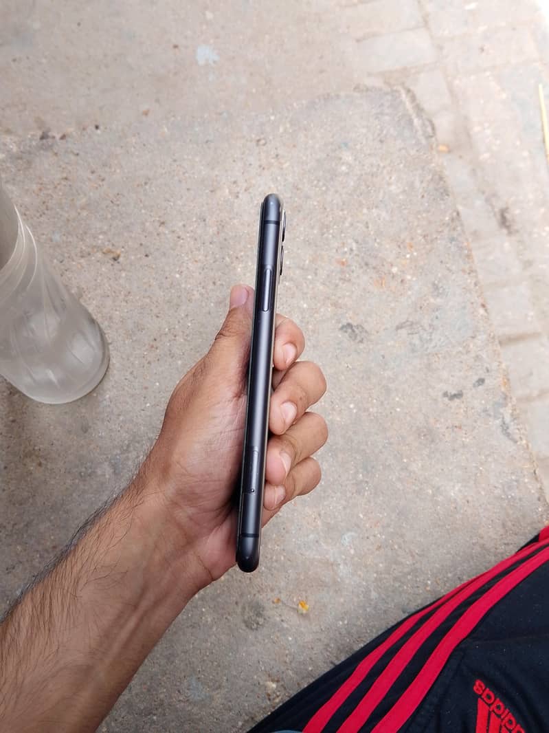 Apple iPhone 11 3