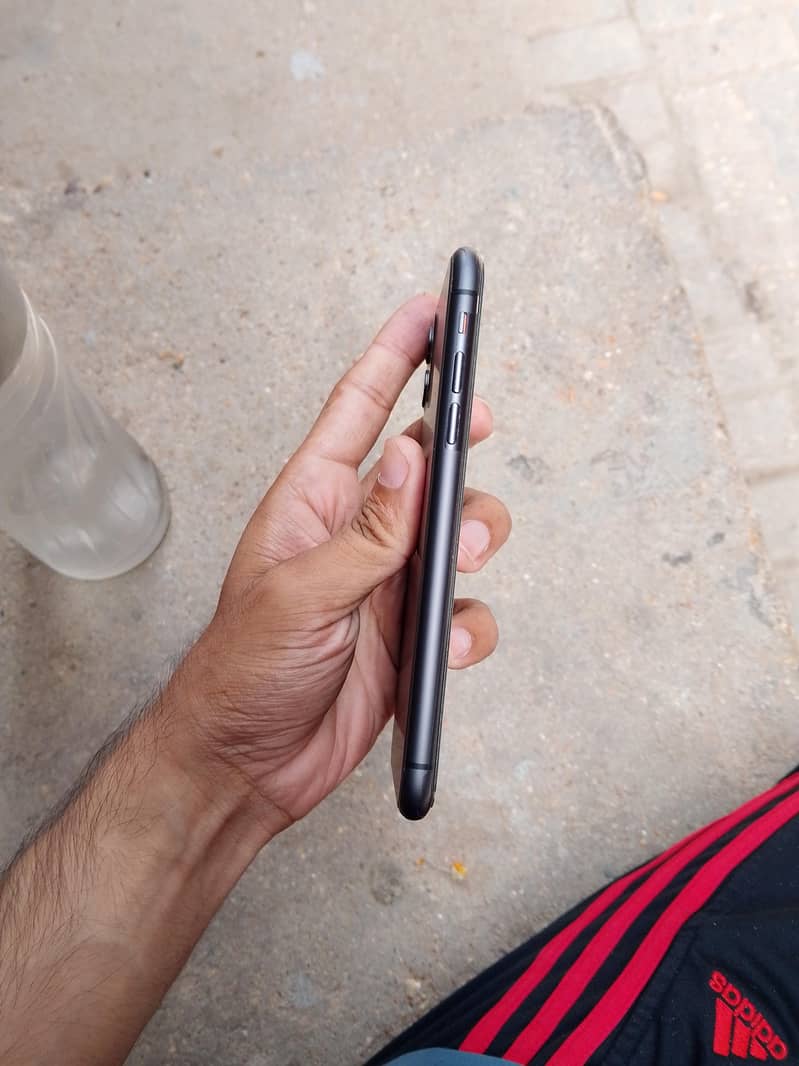 Apple iPhone 11 4