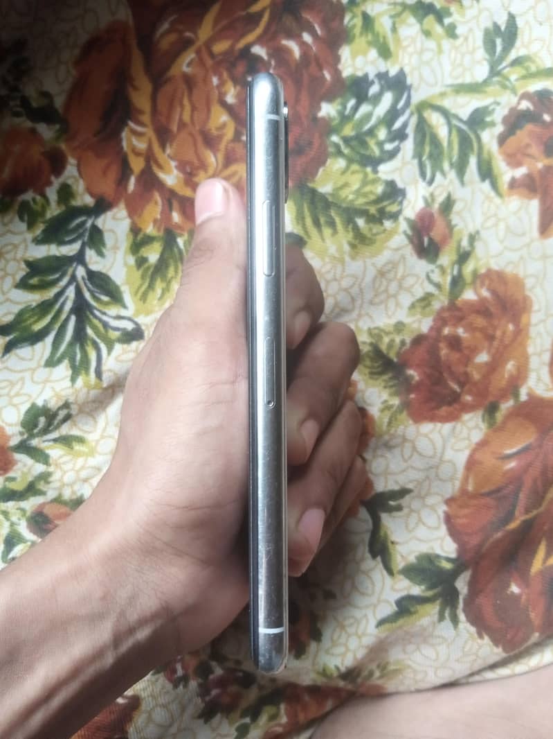 Apple iPhone X 4
