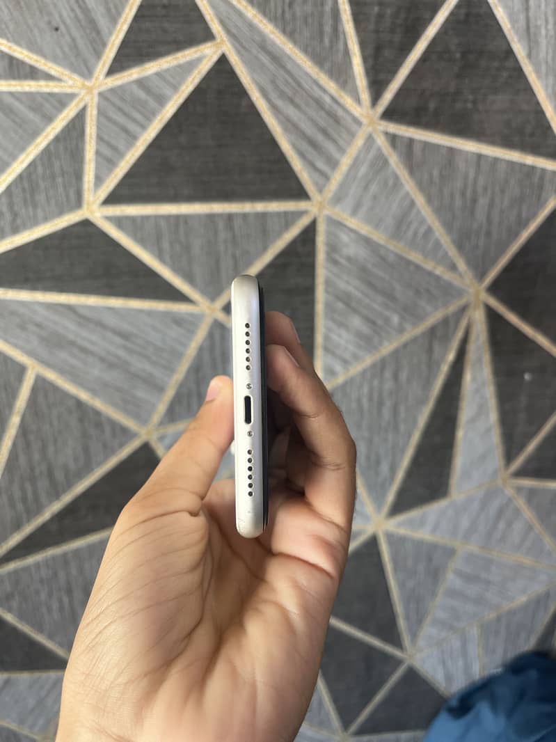 Apple iPhone 11 4