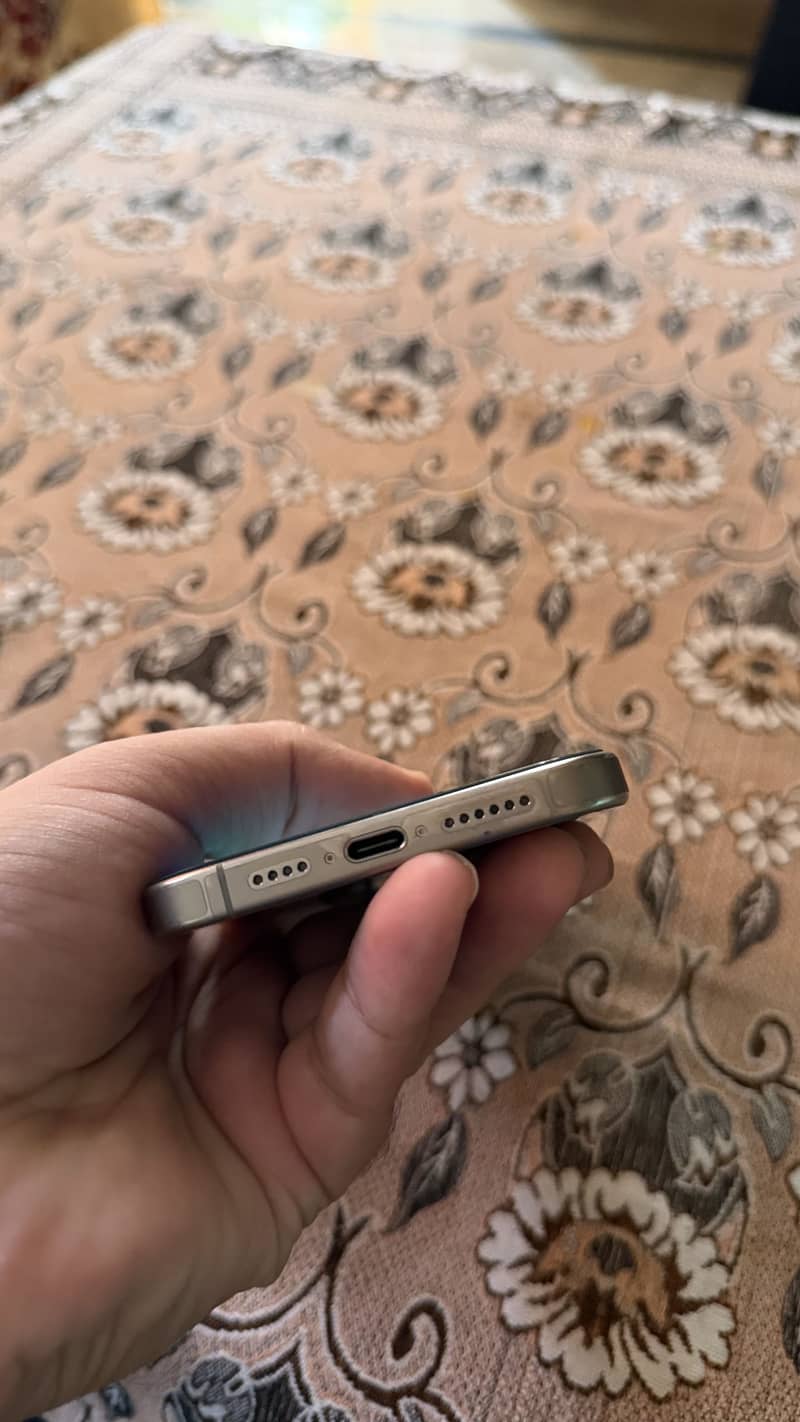 Apple iPhone 15 Pro Max 4