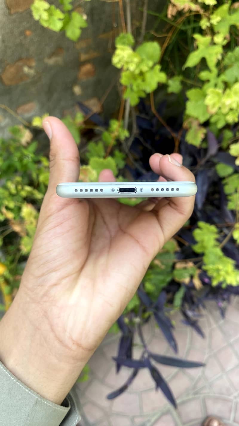 Apple iPhone 7 3