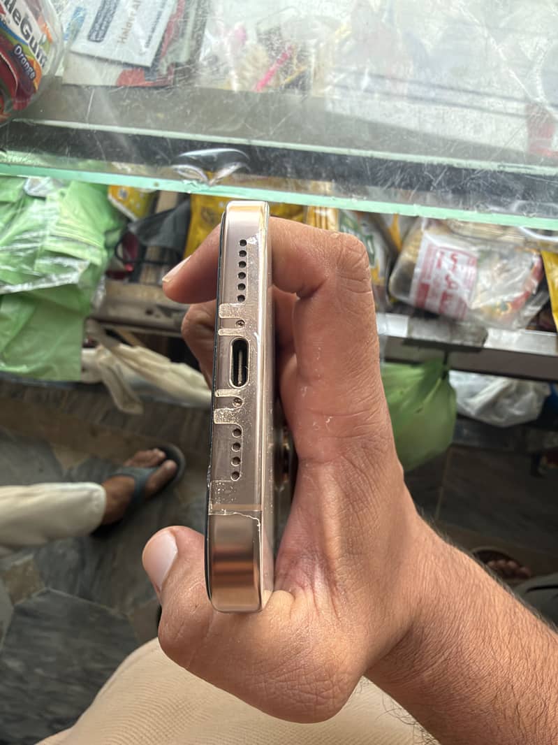 Apple iPhone 16 Pro Max 2
