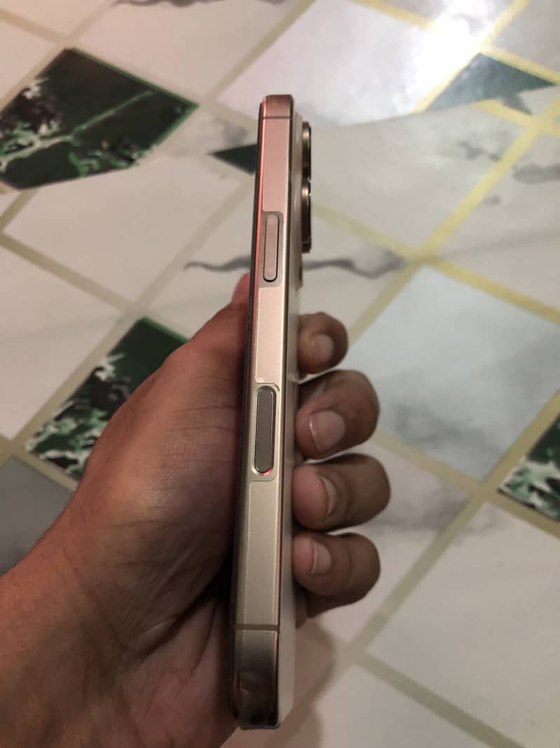 Apple iPhone 16 Pro 2