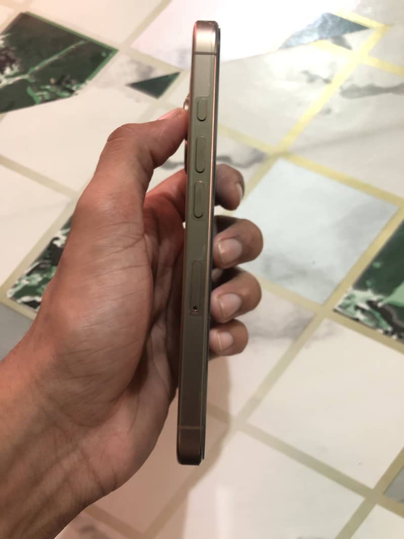 Apple iPhone 16 Pro 3