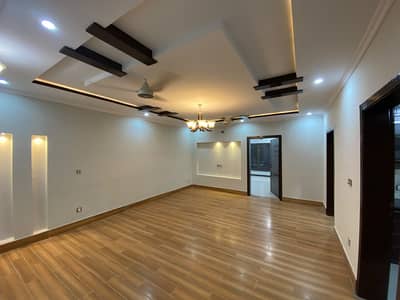 10 Marla house with gass available for rent near park musjid or commercial